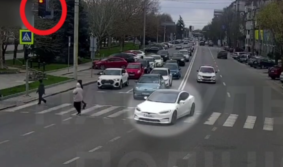 Опублікували відео «перегонів» підлітка на Tesla з поліцією у Дніпрі