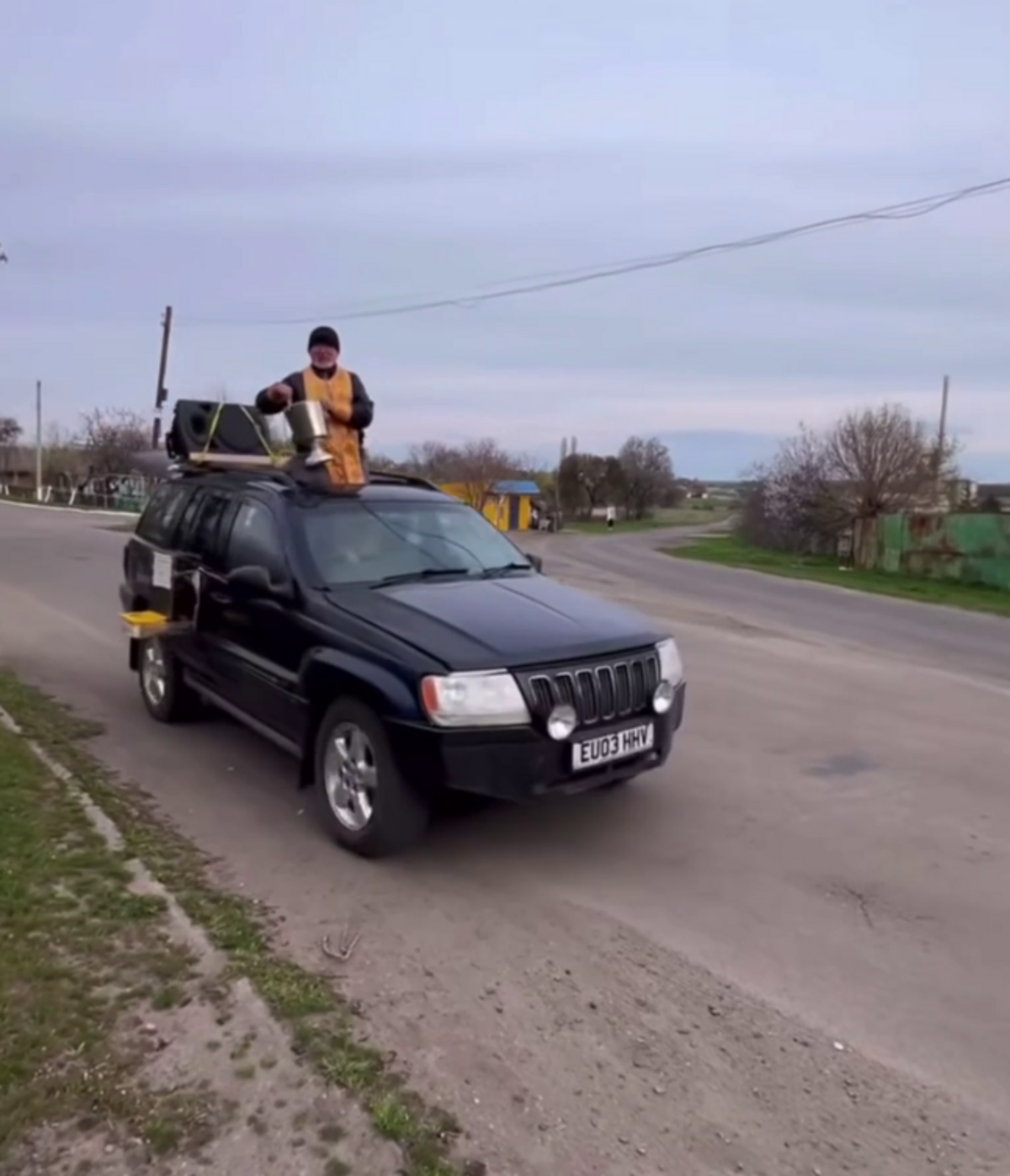 Священник на авто освящал пасхи в селе на Днепропетровщине