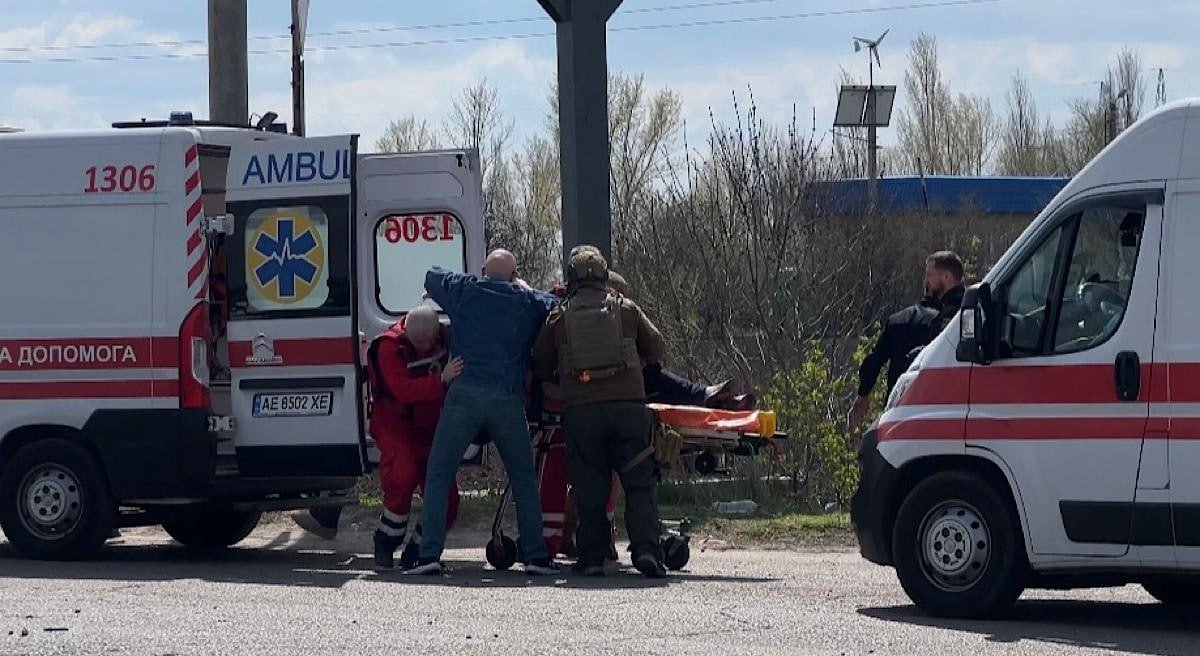 Поліцейські та медики допомагають постраждалим