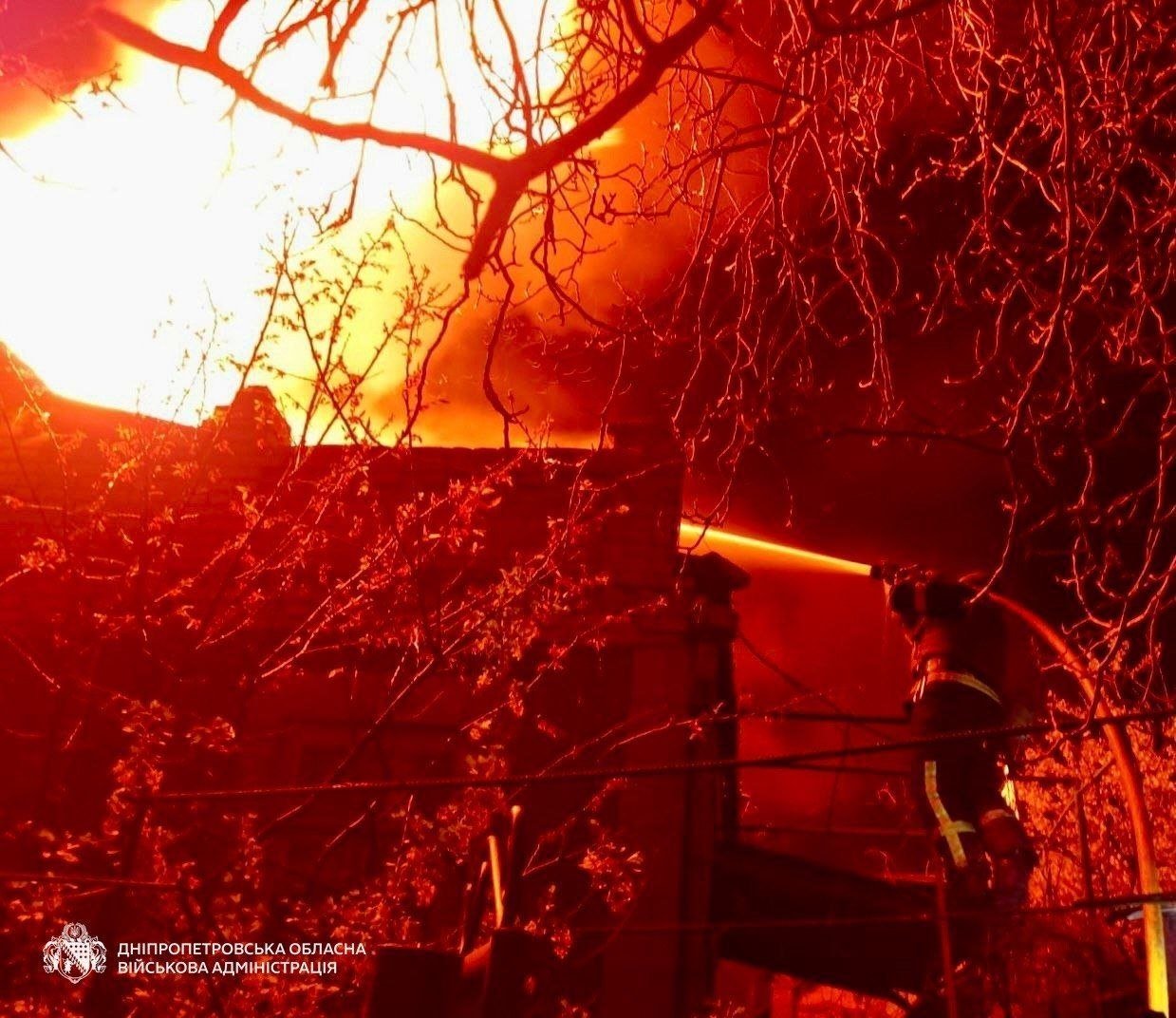 Массированная атака на Днепропетровщину: возникли пожары, есть разрушения