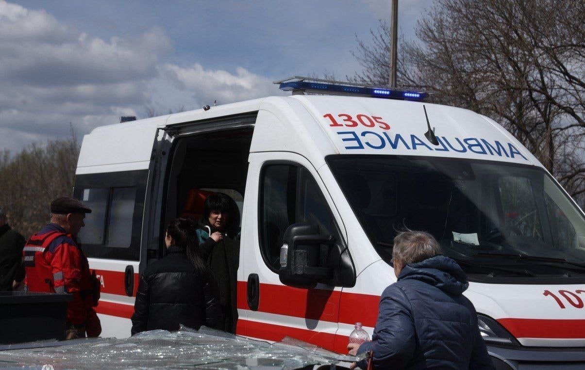 Медики надають допомогу пораненим