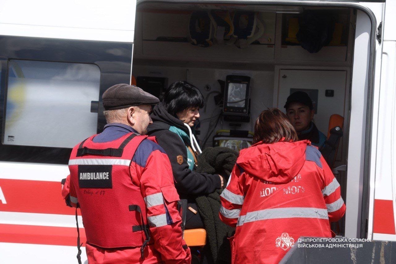 Медики помогают пострадавшим