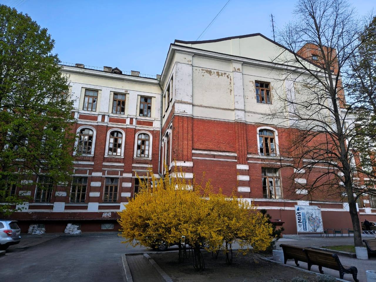 Одно из поврежденных в кампусе зданий