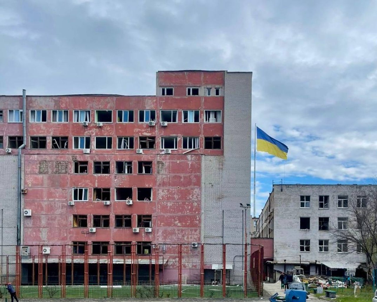 Одна із пошкоджених будівель