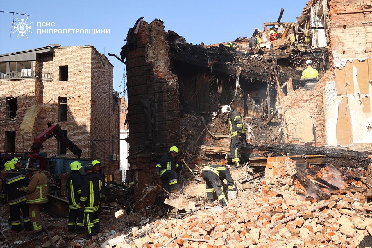 Из-под завалов дома извлекли двух человек