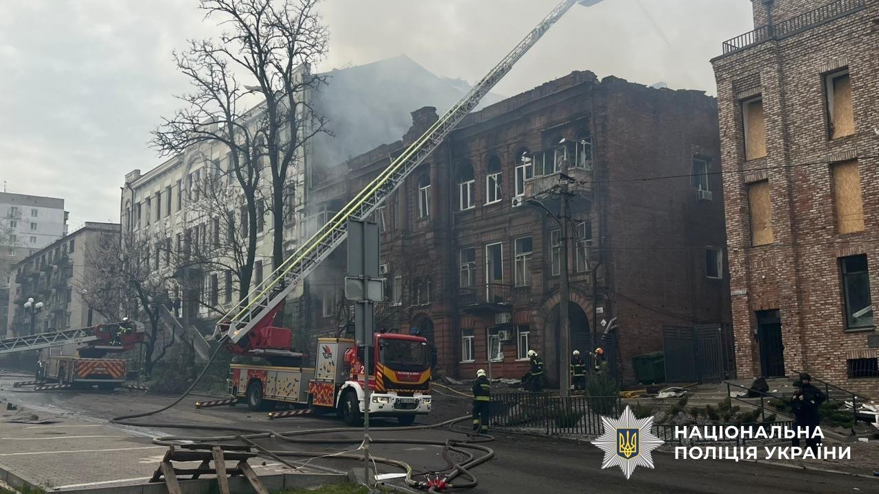 Погибли две женщины: в полиции показали фото из мест ночных ударов в Днепре