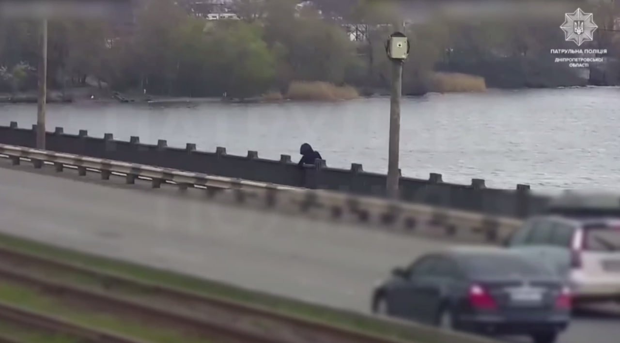 Жінку, яка хотіла стрибнути з мосту, рятували в Дніпрі 