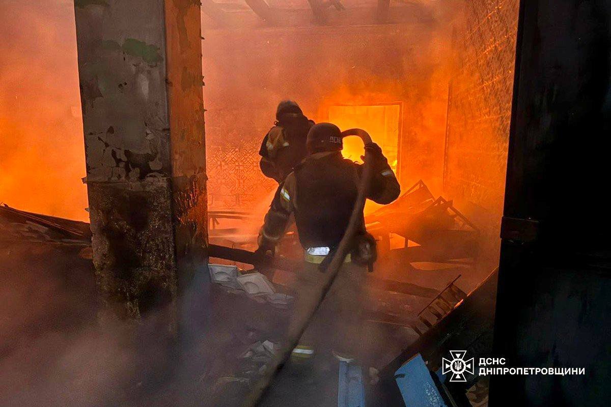 Рятувальники показали наслідки атак на Дніпропетровщину: фото з місця подій