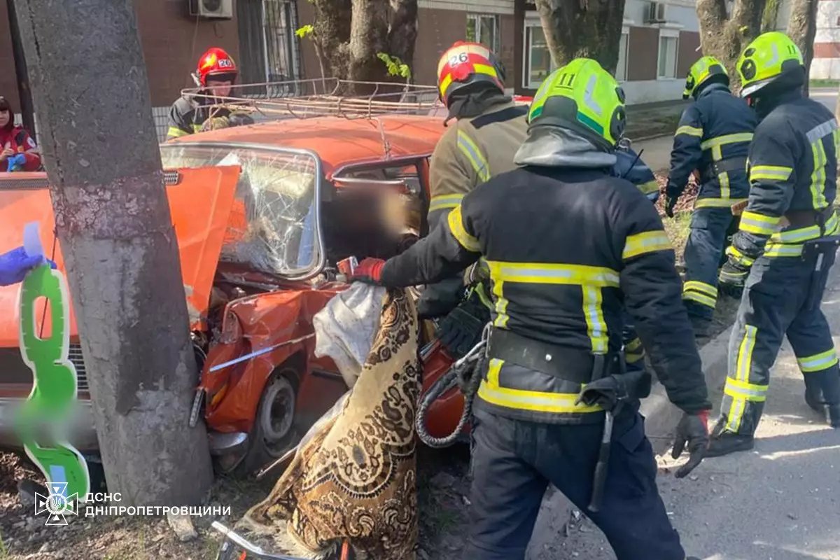 У Кривому Розі легковик врізався в опору, водій опинився затиснутим
