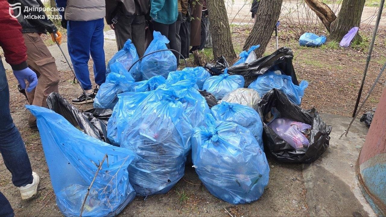 У Дніпрі активісти очистили берег Дніпра від сміття