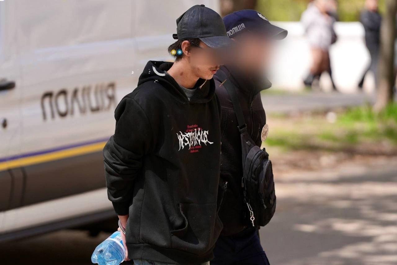 У Кривому Розі під варту взяли молодика, який вистрелив школярці в око