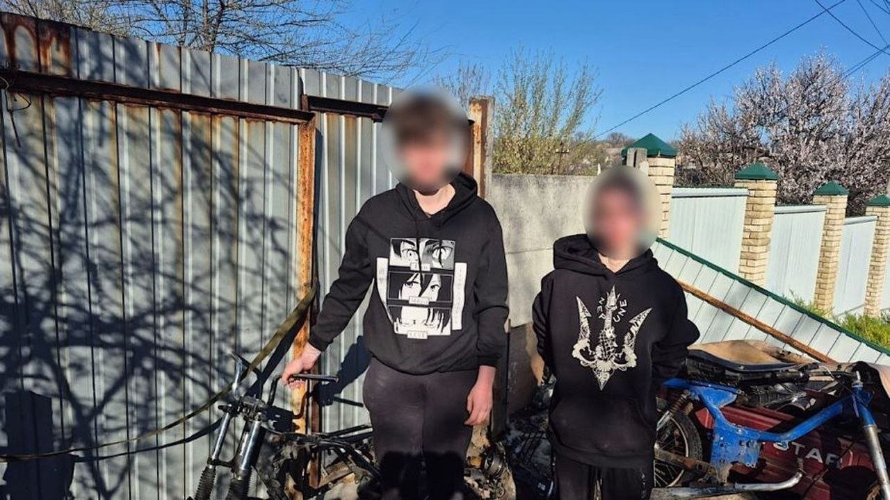 Юнаки, які вкрали мотоцикл