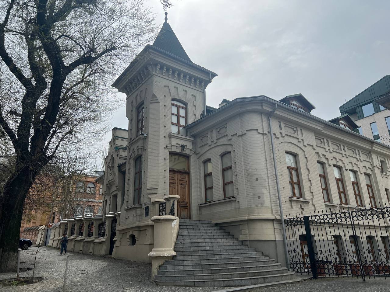 Будинок на Крутогірному узвозі в Дніпрі, де був барельєф