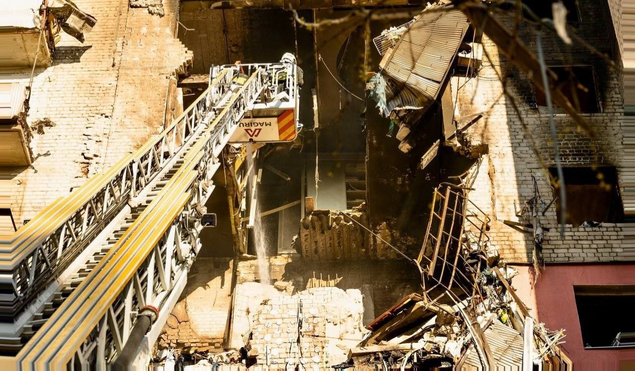 Будинок куди влучив дрон у Дніпрі