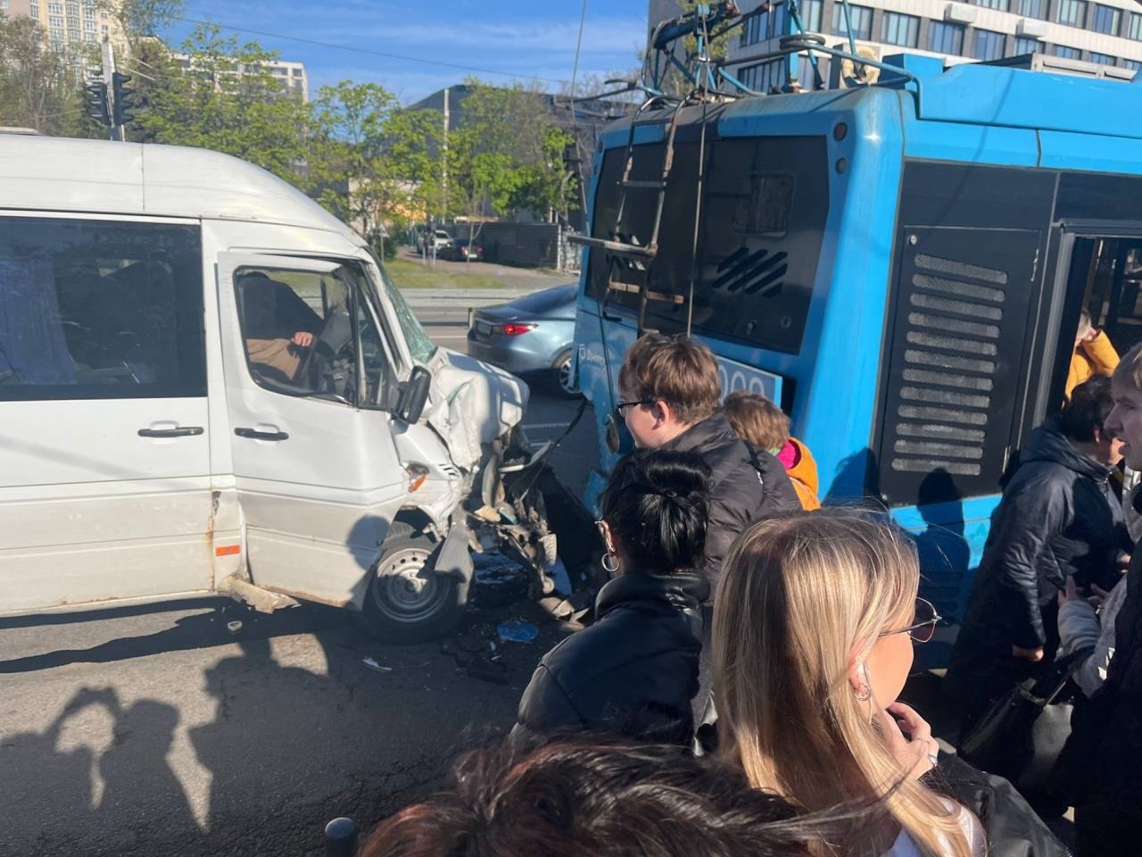 В Днепре на Победе маршрутка влетела в троллейбус: затруднено движение