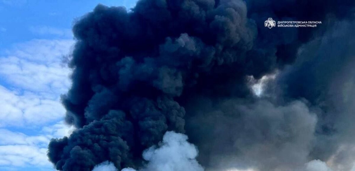 Враг атаковал АЗС: вспыхнул большой пожар, горят грузовики