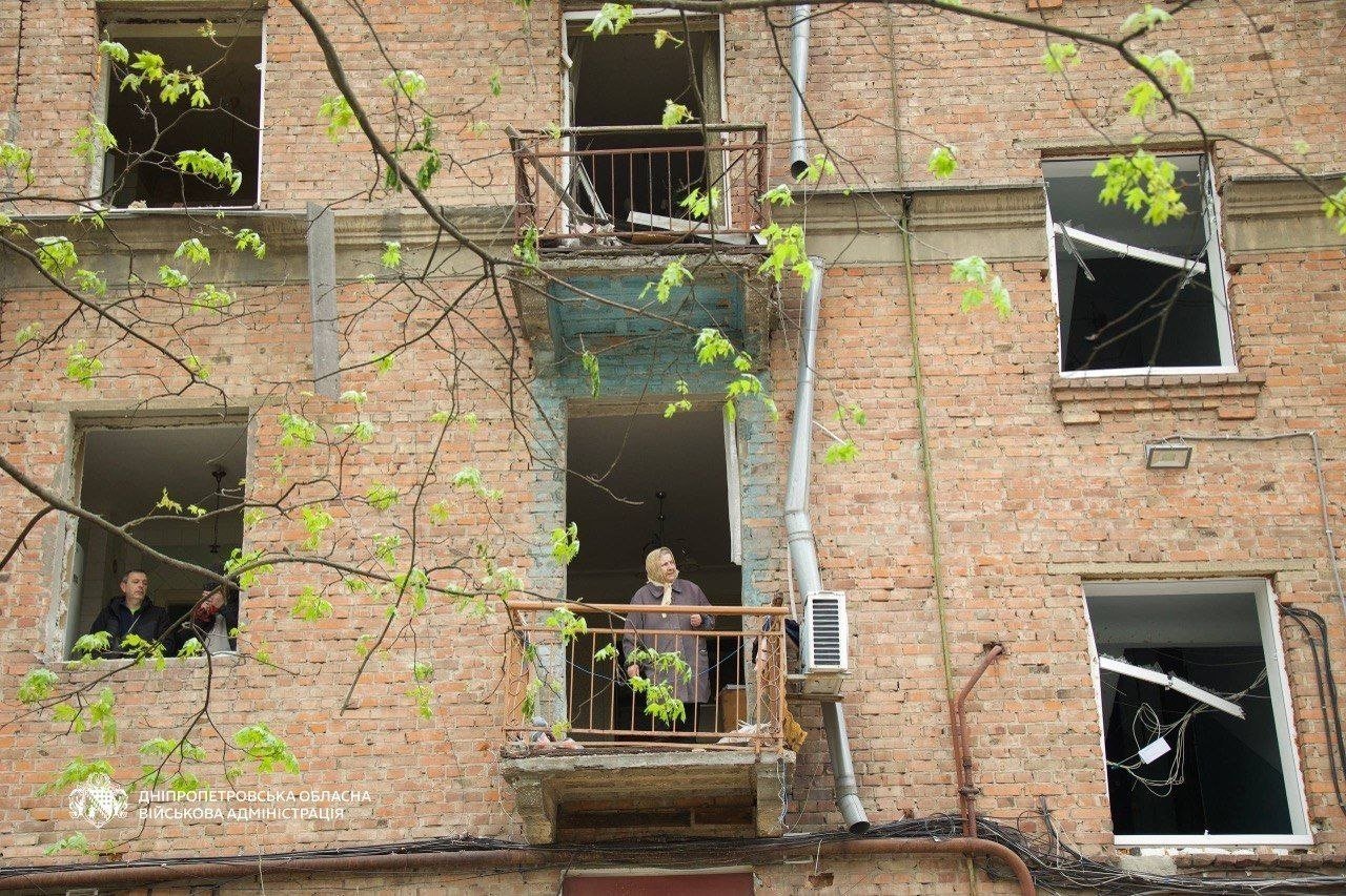 Дніпро оговтується після атак: кількість постраждалих зростає