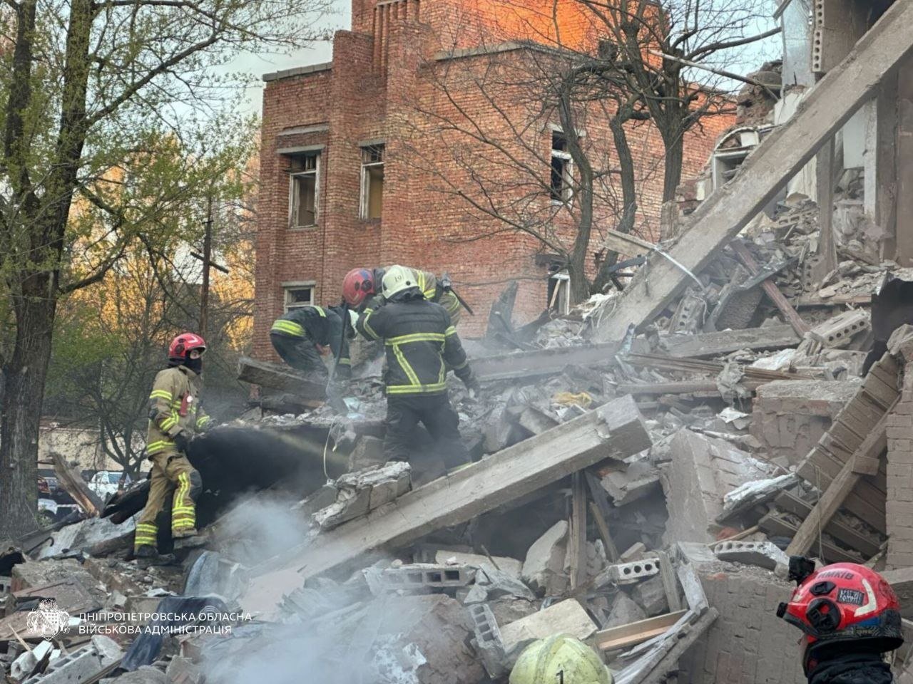 Масована атака на Дніпро: 14 поранених, тривають рятувальні роботи