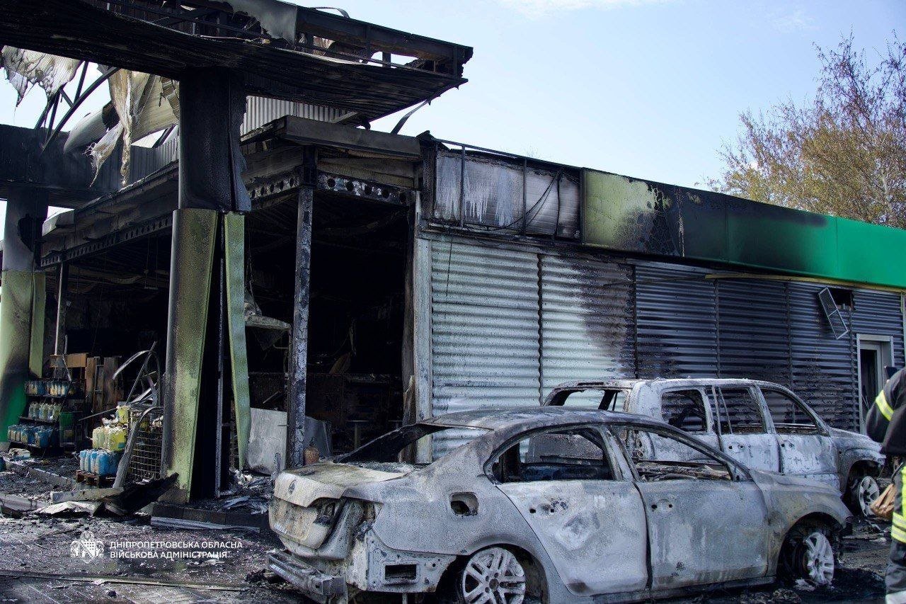 Наслідки удару по АЗС у Дніпрі: згоріли вантажівки та легковики, постраждалі в лікарні