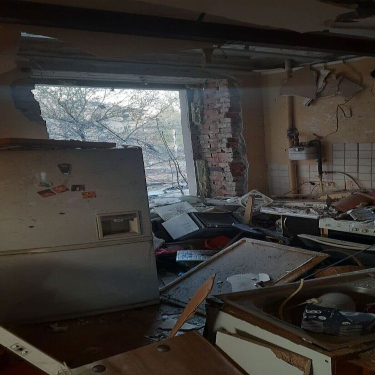 Журналист из Днепра показал, как выглядит его разрушенная квартира после ночного обстрела