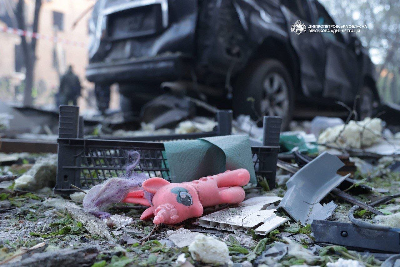 В Днепре из-под завалов извлекли тела двух погибших после атаки