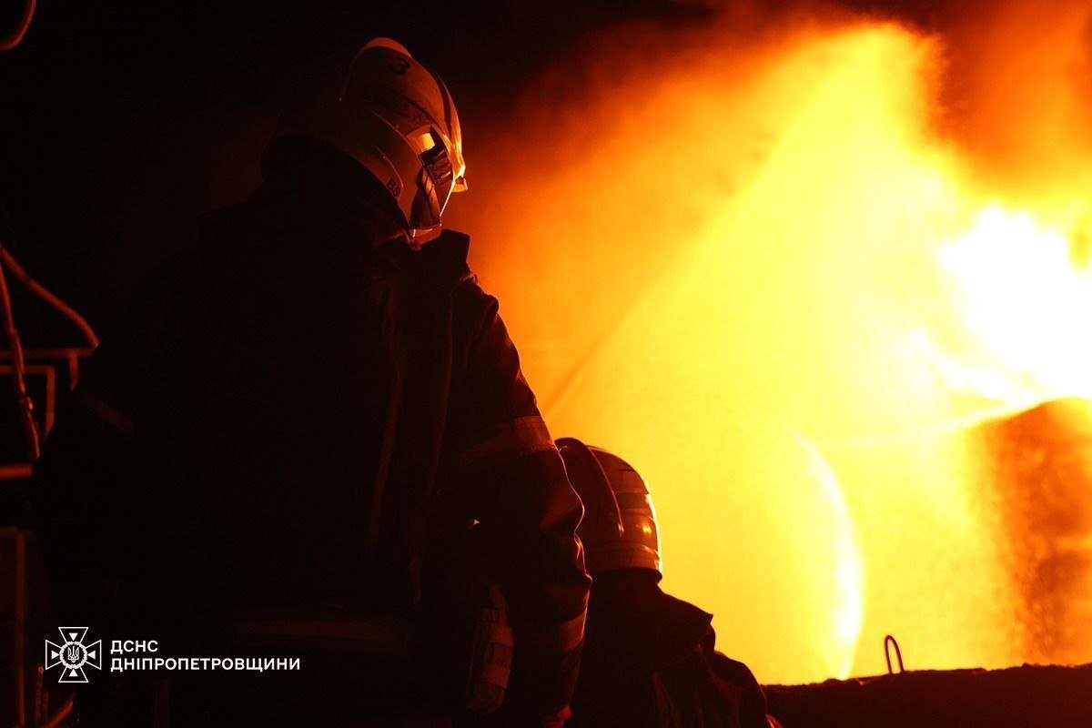 Спасатели показали ликвидацию пожара после обстрела