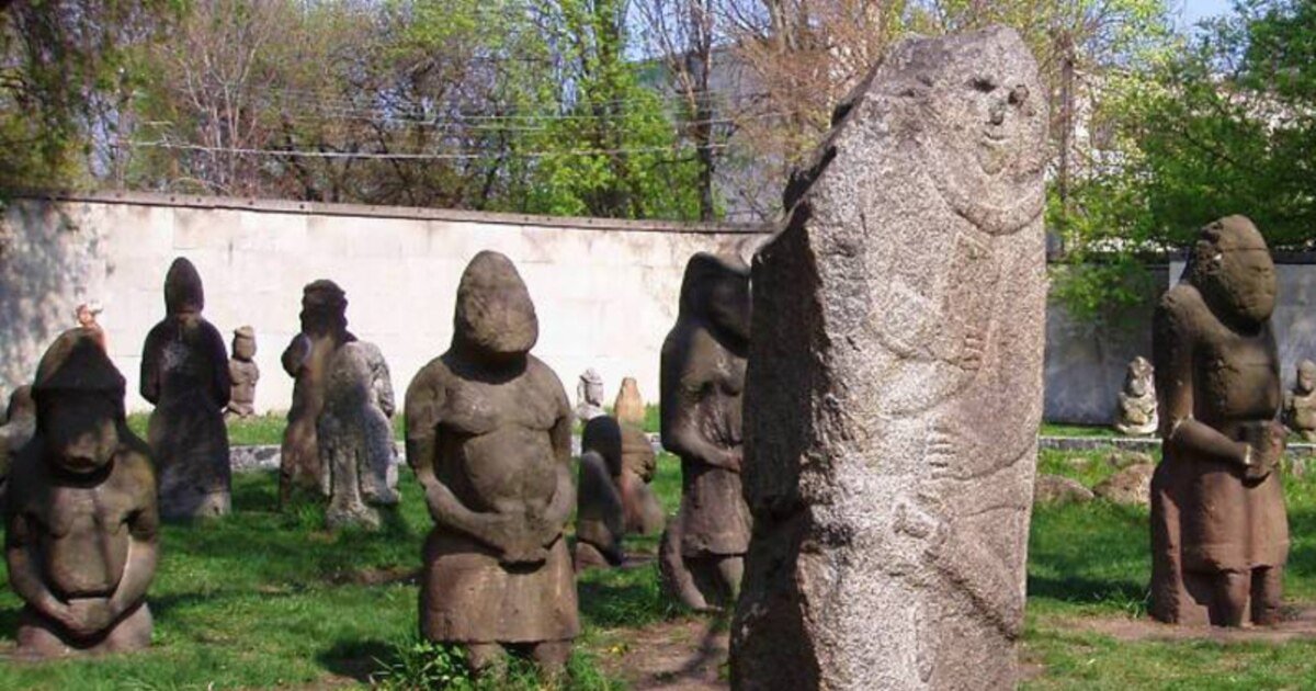 Час та війна невблаганні навіть до каменю: у Дніпрі реставрують 800-річні скульптури