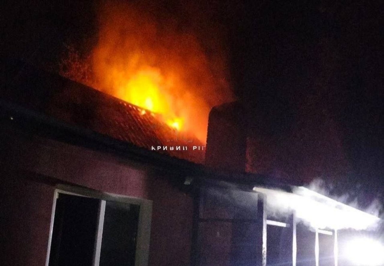 Загорівся дах будинку