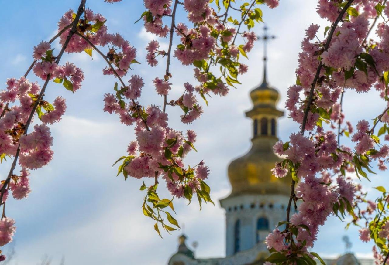 Яке сьогодні свято і кого вітати з іменинами: 30 квітня — все про цей день