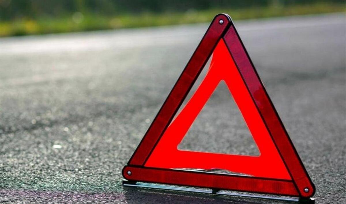 На Днепропетровщине грузовик дорожных служб попал в ДТП с внедорожником