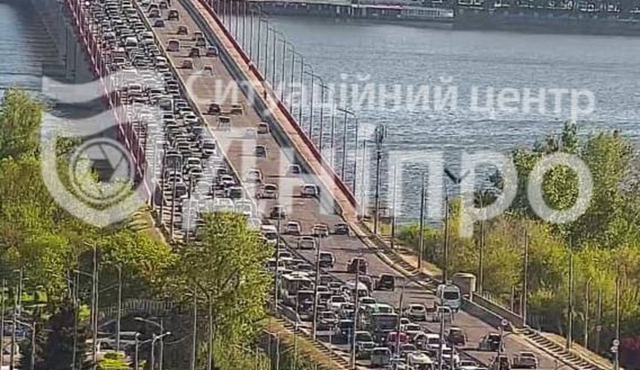 Пробка на Центральном мосту в Днепре