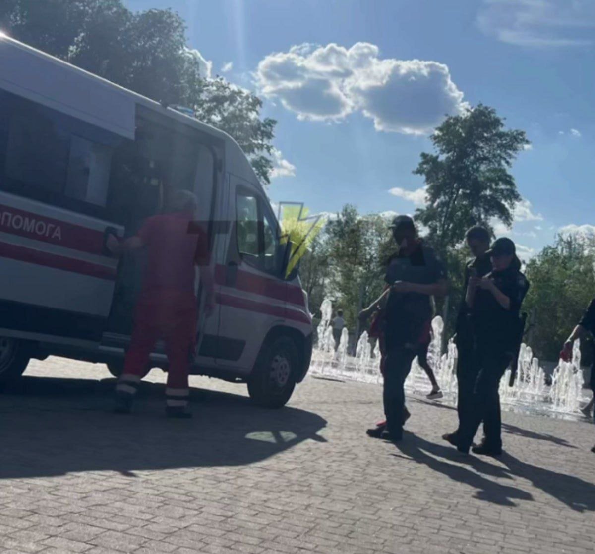 Трагедии удалось избежать: в Днепре вытащили из воды прыгнувшего с моста парня