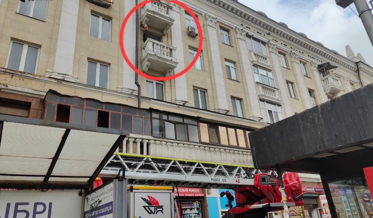 Мужчина взобрался на балкон в Днепре