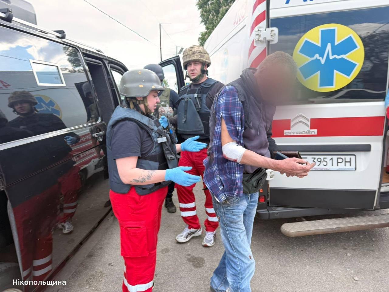 Поранені люди та рятувальники