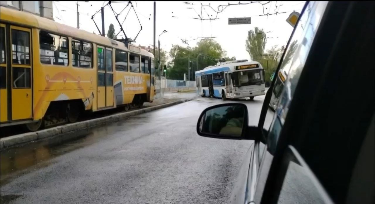 В Днепре на проспекте Науки под задним колесом троллейбуса провалился асфальт