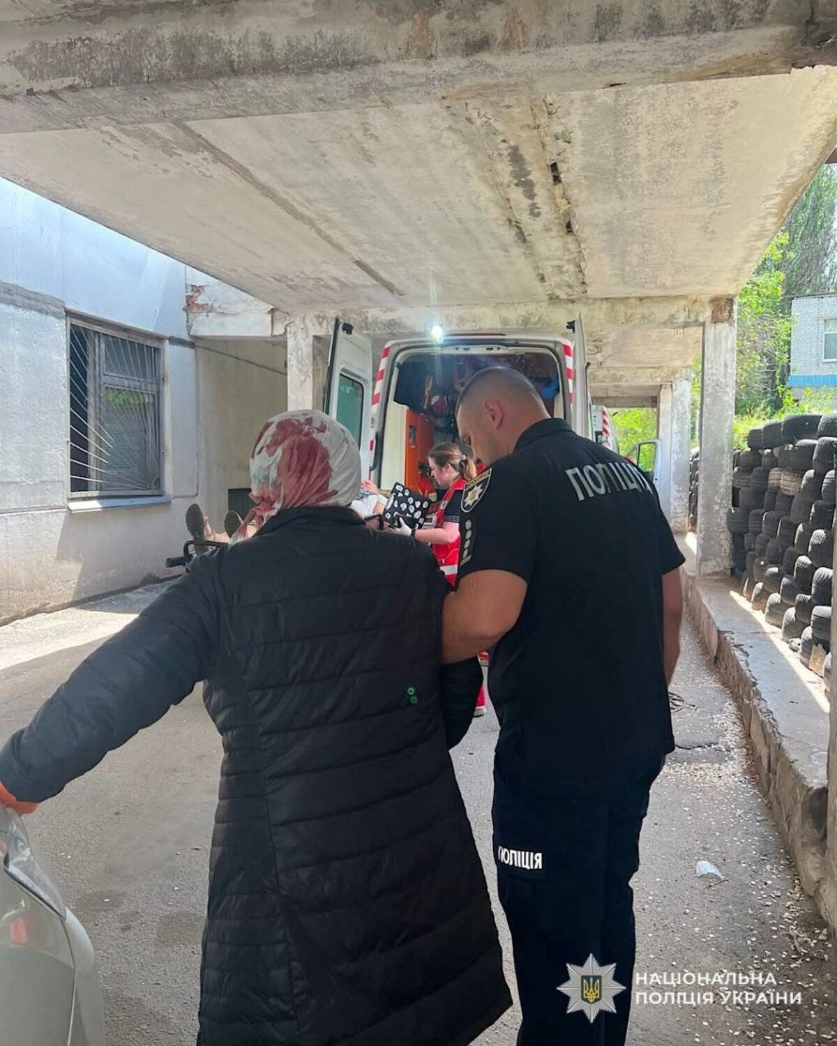 Під Дніпром правоохоронці врятували літню жінку, яка травмувалася на вулиці