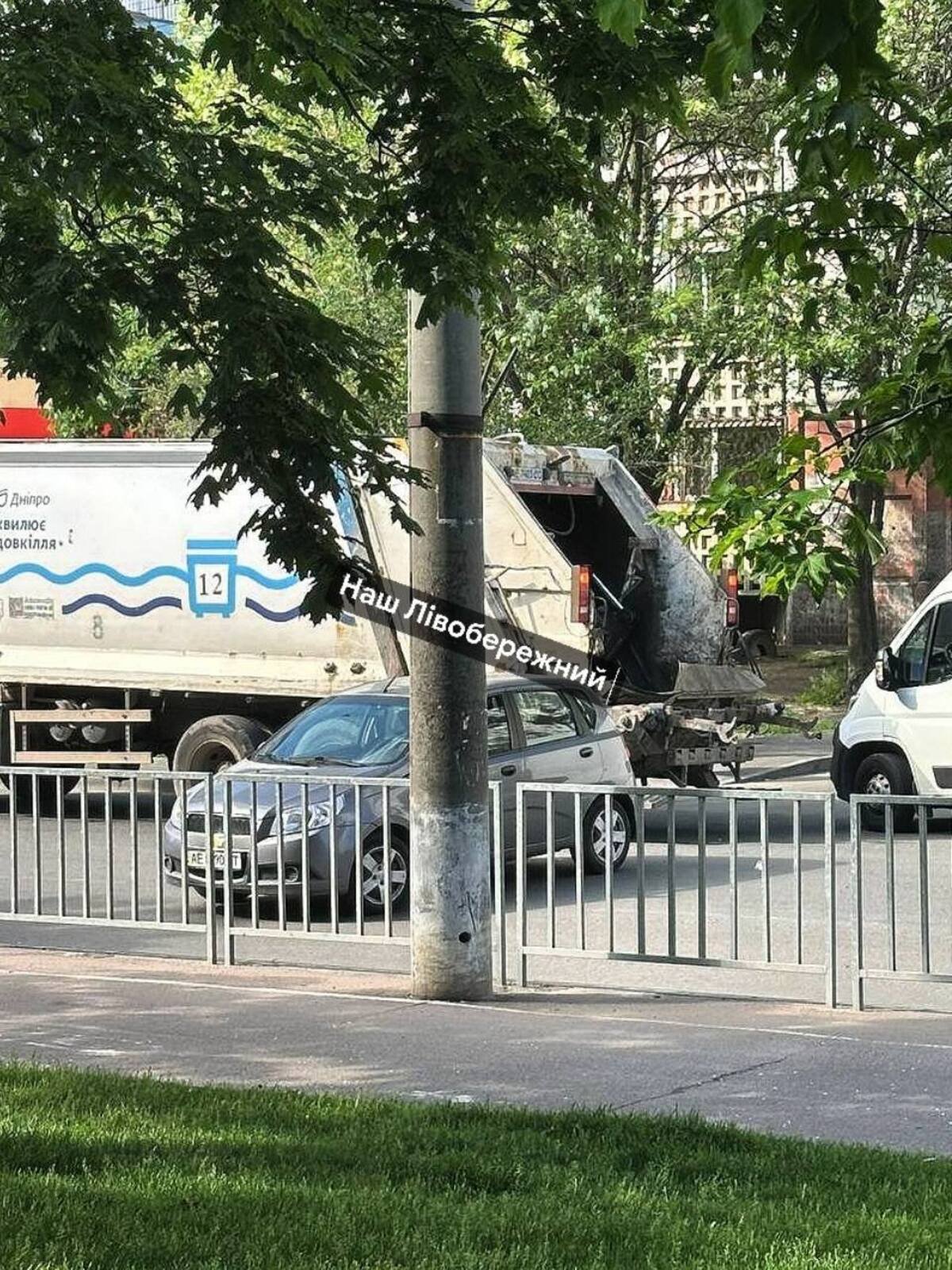 У Дніпрі сталася ДТП зі сміттєвозом: рух ускладнено