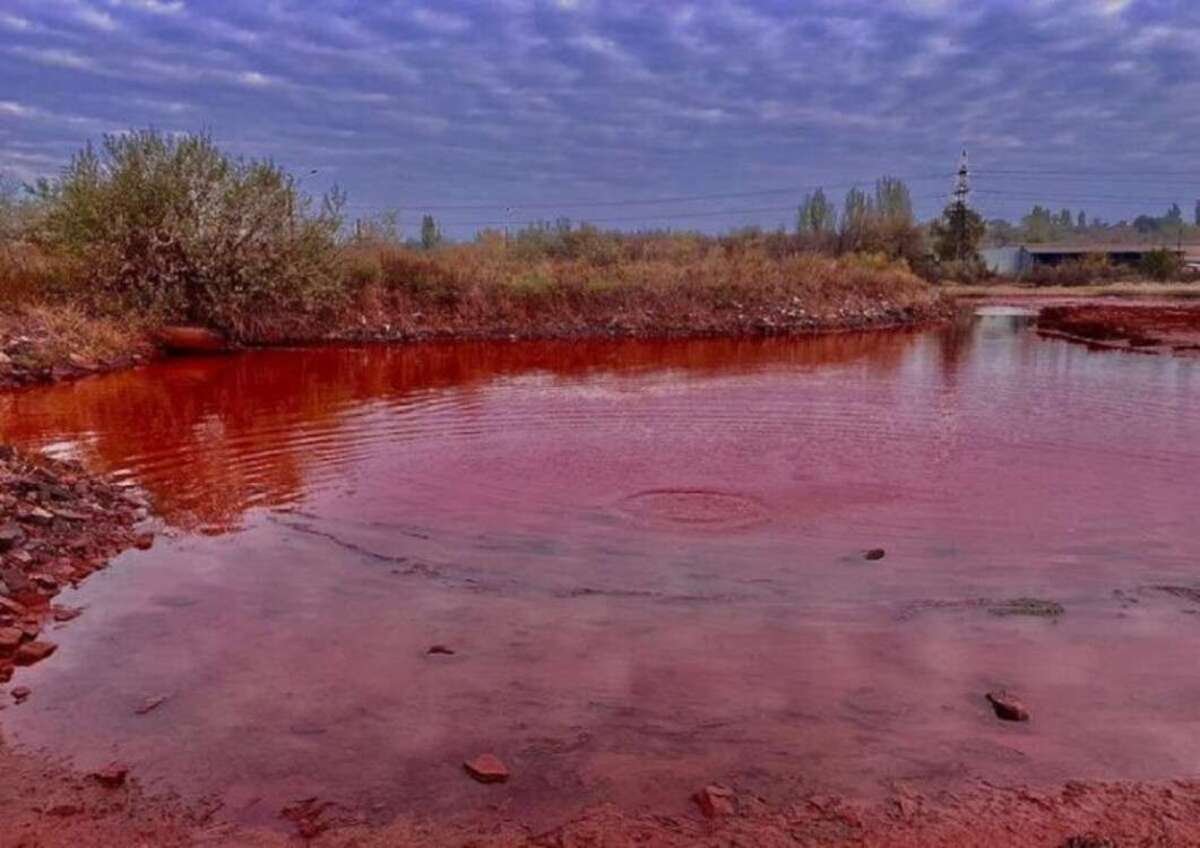 На Дніпропетровщині показали незвичне рожеве озеро: що це за об’єкт