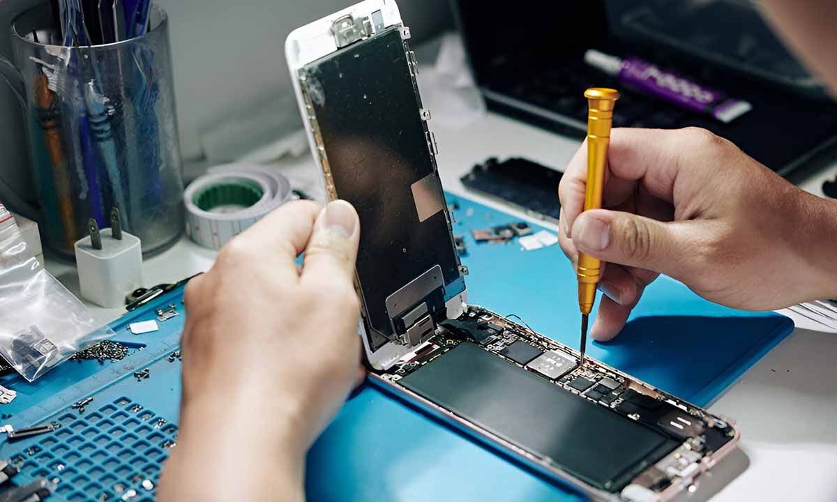 Невидимий провідник: як маленький шлейф керує великим смартфоном?