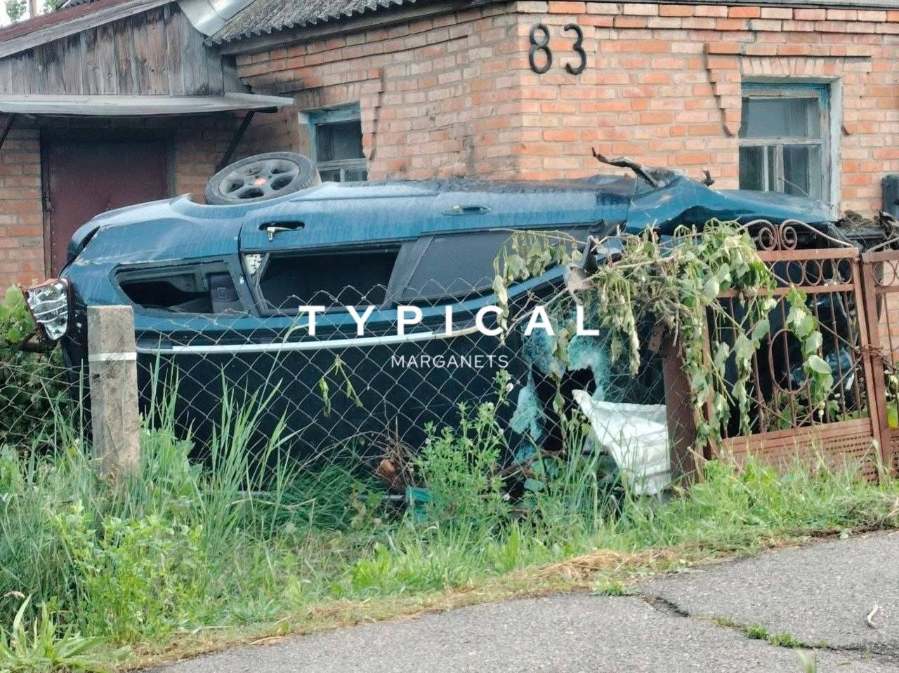 На Дніпропетровщині легковий автомобіль опинився у дворі житлового будинку після ДТП