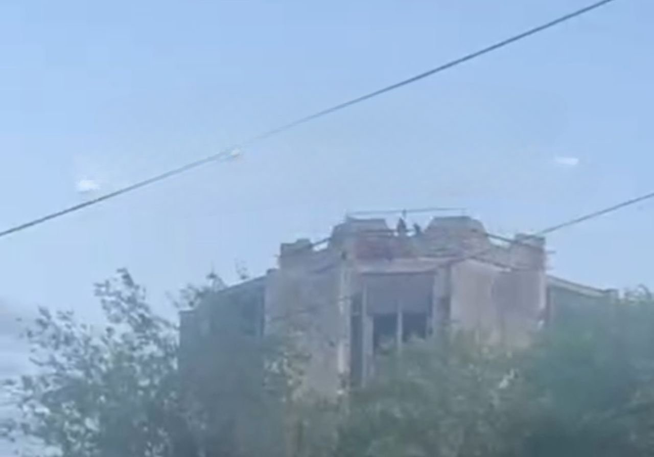 Діти вилізли на дах ресторану Маяк
