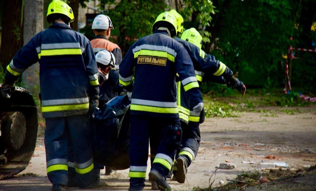Рятувальники несуть одного із загиблих у Дніпрі