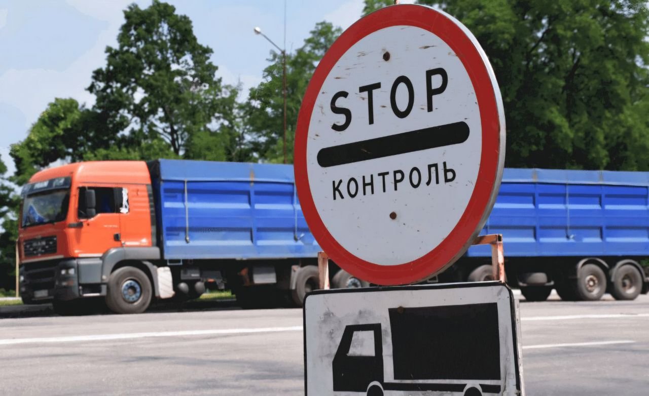 На Дніпропетровщині через спеку обмежать рух вантажівок: названо умови