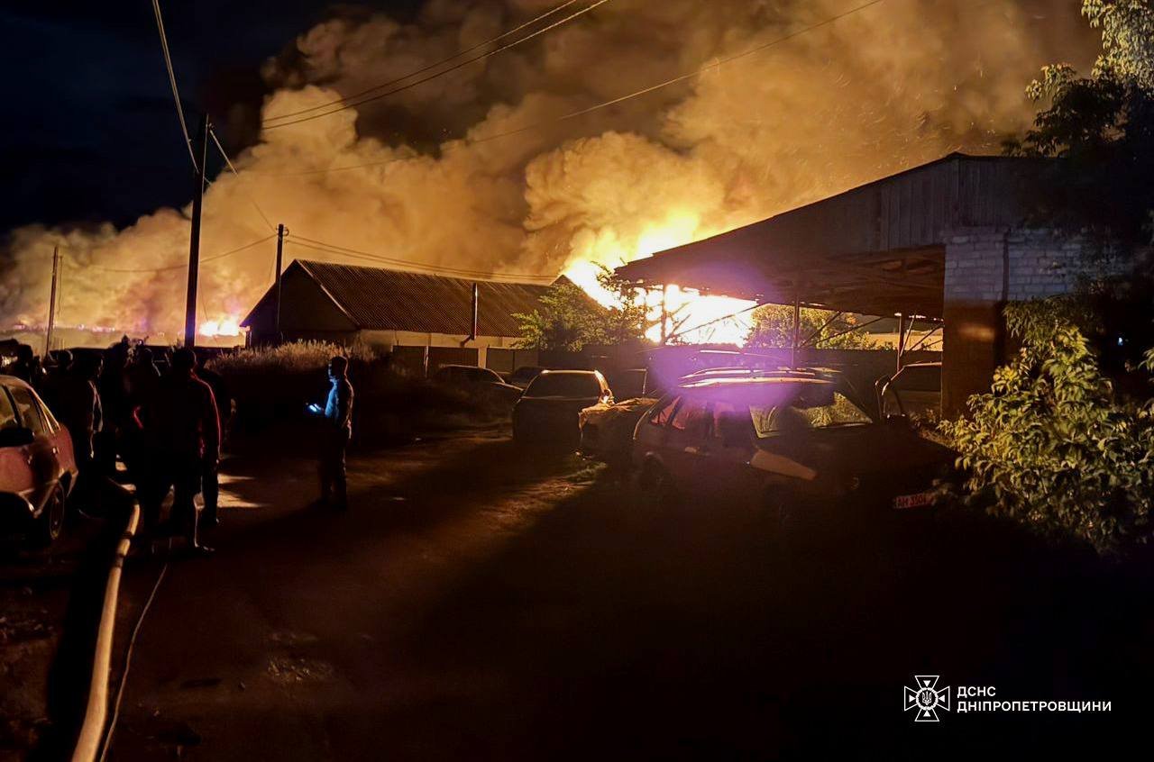 Возник пожар: в ГСЧС показали фото последствий вражеских атак по Павлограду