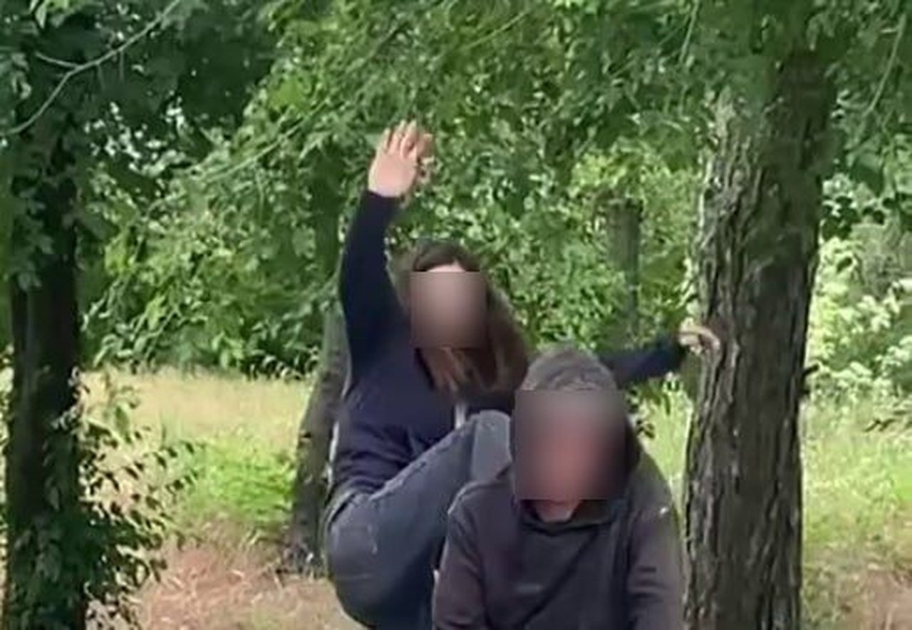 Дівчина вдарила чоловіка 