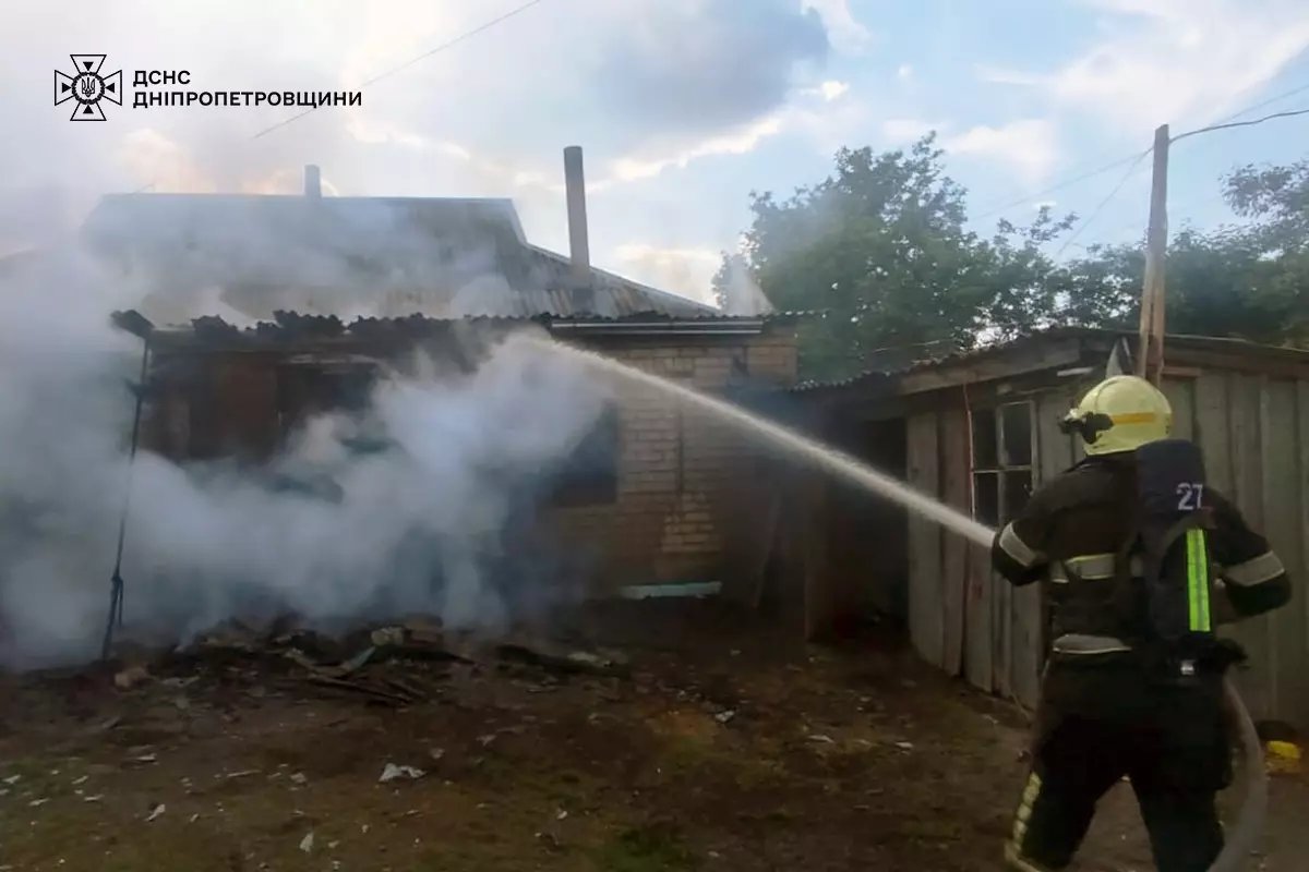 Вогонь охопив дах і речі: на Дніпропетровщині сталася пожежа