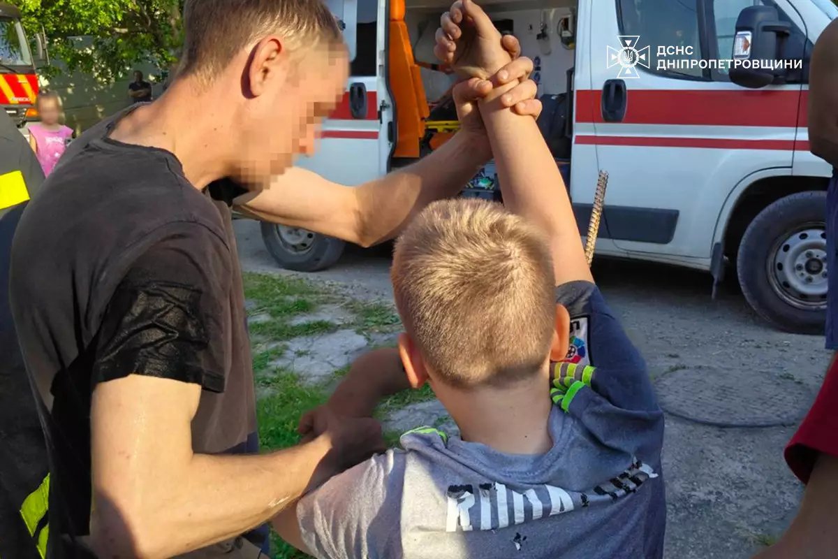 Під Дніпром рятувальники визволили хлопчика, який напоровся на металевий штир