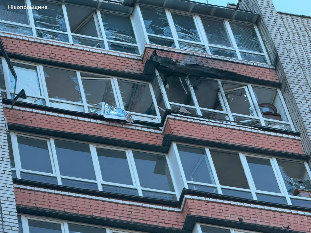 Трое пострадавших и разрушения: враг нанес удар по Днепропетровщине