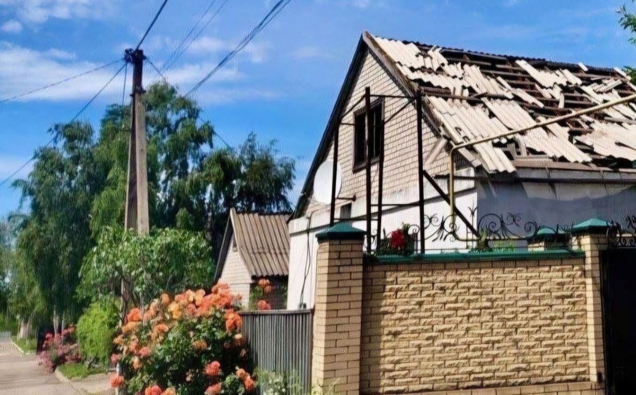 Пошкоджений через обстріл будинок 