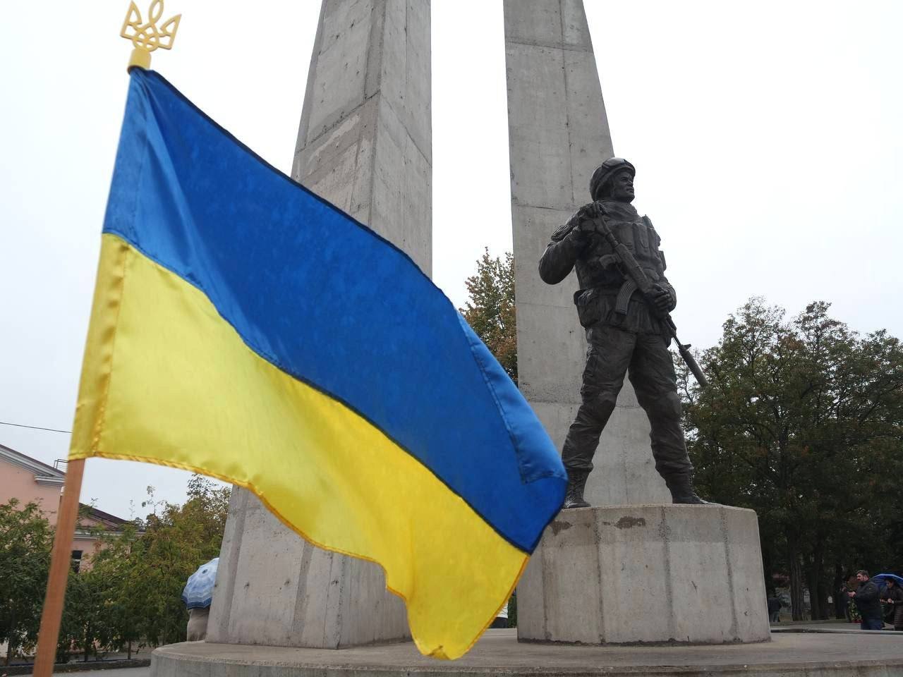 Військовий та прапор України
